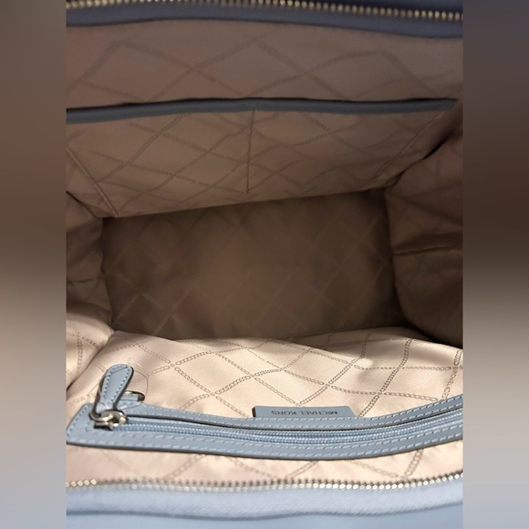 Michael Kors Avril XLarge Leather Tote Bag - Picture 9 of 15